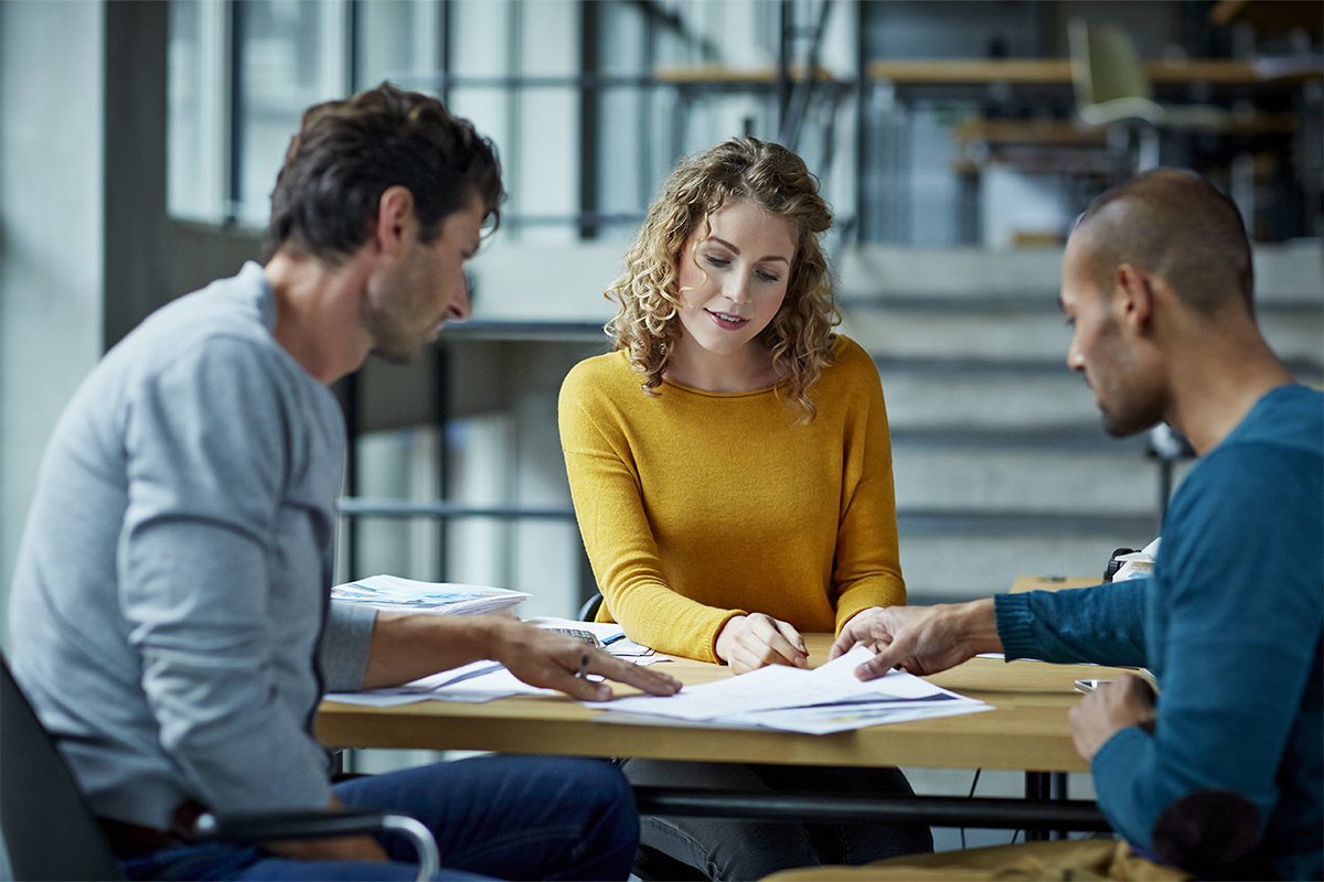Les espaces de coworking (espace de travail partagé) vous permettent d'échanger avec d’autres entrepreneurs. Un moyen de travailler sur votre projet en partageant des expériences.