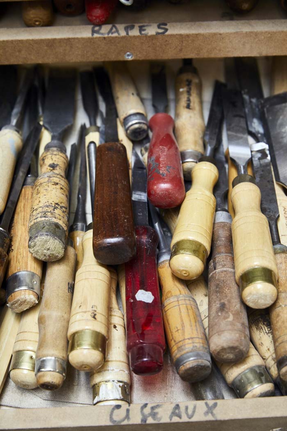 Gros plan sur des outils de marquetterie