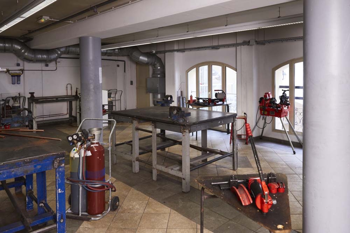 Gros plan sur un atelier de plomberie