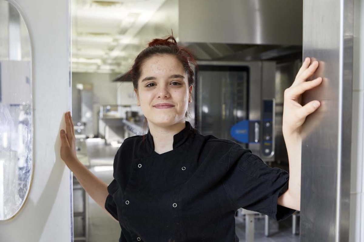 Lola pose à l'entrée d'une cuisine