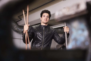 Gaddiel pose avec des gaines de cuivre dans chaque main