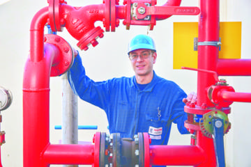 Portrait d'un technicien de maintenance électrique chez Tyo INK Speciality Chemicals